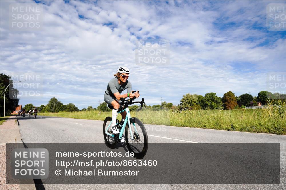 31.08.2025 - Elbe Triathlon Hamburg Michael Burmester http://msf.ph/oto/8663460 31.08.2025 09:38:00 Radfahren 252, 304, 335, 391, 405, 435, 540, 551, 554, 854 meine-sportfotos.de
