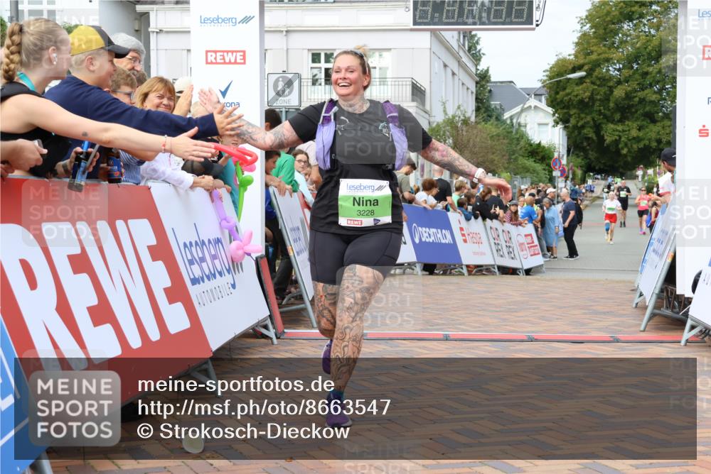 31.08.2025 - 21. Blankeneser Heldenlauf Strokosch-Dieckow http://msf.ph/oto/8663547 31.08.2025 11:20:30 Ziel 3040, 3237, 3228 meine-sportfotos.de
