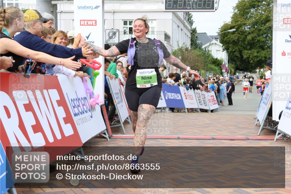 31.08.2025 - 21. Blankeneser Heldenlauf Strokosch-Dieckow http://msf.ph/oto/8663555 31.08.2025 11:20:30 Ziel 3040, 3237, 3228 meine-sportfotos.de