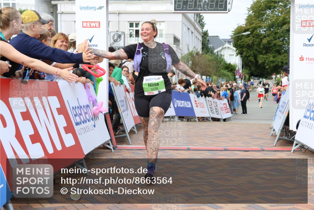 31.08.2025 - 21. Blankeneser Heldenlauf Strokosch-Dieckow http://msf.ph/oto/8663564 31.08.2025 11:20:30 Ziel 3040, 3237, 3228 meine-sportfotos.de