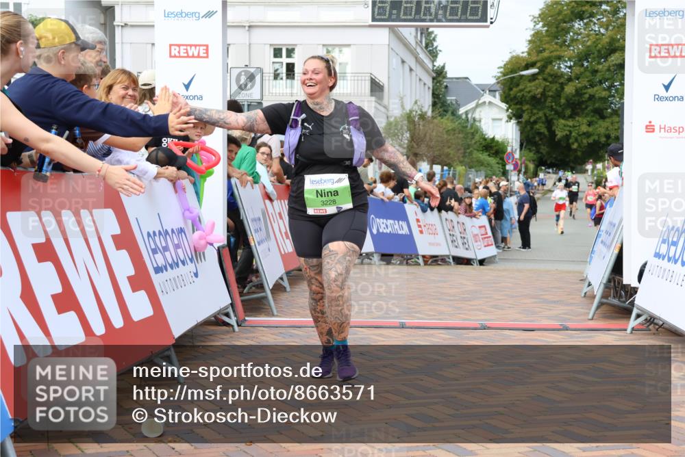 31.08.2025 - 21. Blankeneser Heldenlauf Strokosch-Dieckow http://msf.ph/oto/8663571 31.08.2025 11:20:30 Ziel 3040, 3237, 3228 meine-sportfotos.de