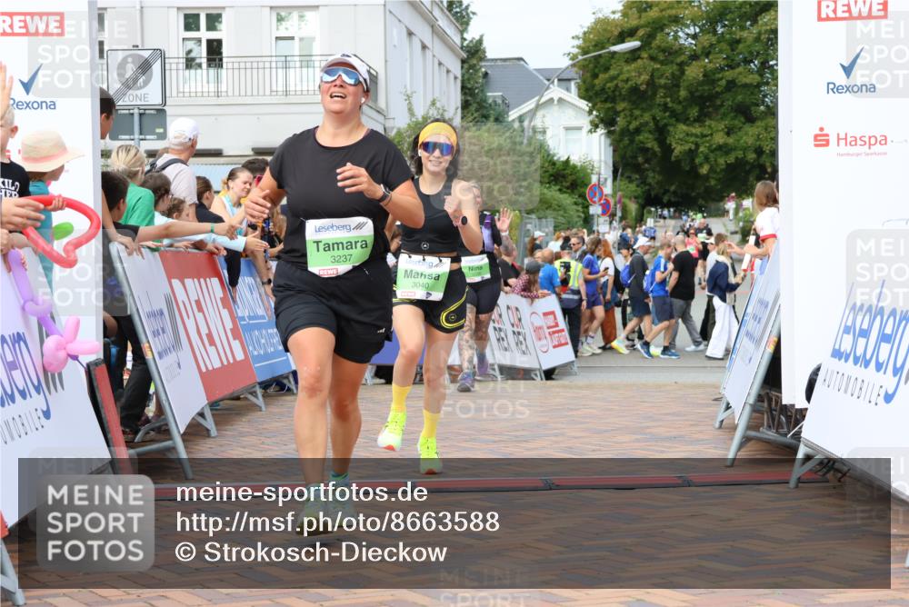 31.08.2025 - 21. Blankeneser Heldenlauf Strokosch-Dieckow http://msf.ph/oto/8663588 31.08.2025 11:20:26 Ziel 3040, 3237, 3214, 3228 meine-sportfotos.de
