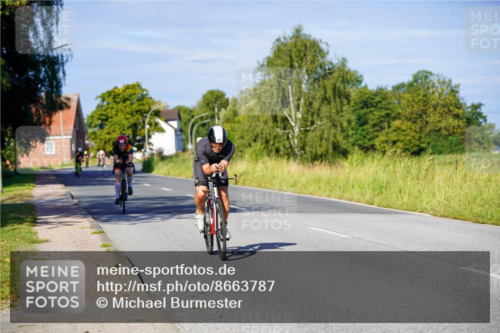 31.08.2025 - Elbe Triathlon Hamburg Michael Burmester http://msf.ph/oto/8663787 31.08.2025 09:20:19 Radfahren 327, 367, 589 meine-sportfotos.de