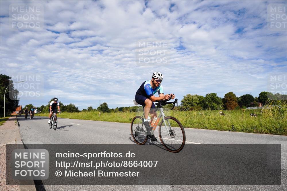 31.08.2025 - Elbe Triathlon Hamburg Michael Burmester http://msf.ph/oto/8664007 31.08.2025 09:45:48 Radfahren 305, 534, 588, 905, 930 meine-sportfotos.de