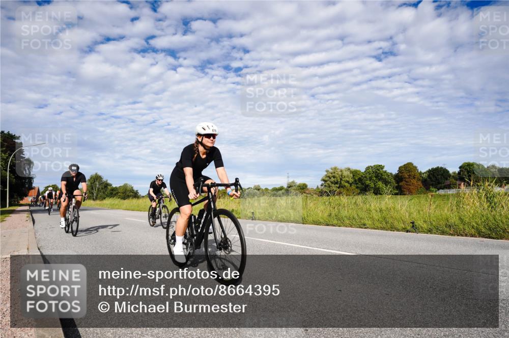 31.08.2025 - Elbe Triathlon Hamburg Michael Burmester http://msf.ph/oto/8664395 31.08.2025 09:51:31 Radfahren 372, 435, 446, 493, 557, 693, 752, 769, 801, 814, 818, 836, 879 meine-sportfotos.de