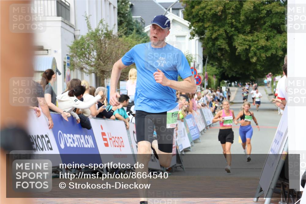 31.08.2025 - 21. Blankeneser Heldenlauf Strokosch-Dieckow http://msf.ph/oto/8664540 31.08.2025 11:00:46 Ziel 3480, 3436, 3468, 3469 meine-sportfotos.de