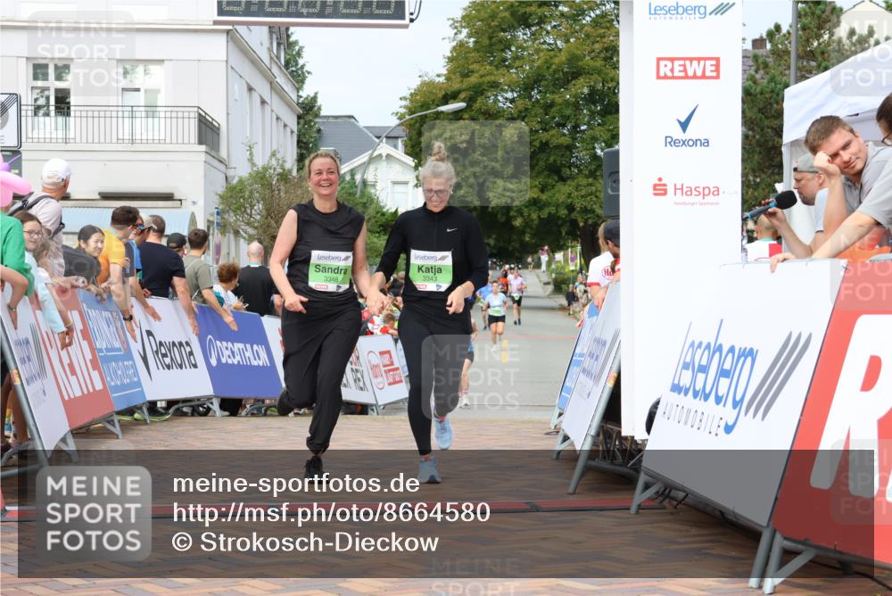 31.08.2025 - 21. Blankeneser Heldenlauf Strokosch-Dieckow http://msf.ph/oto/8664580 31.08.2025 11:19:30 Ziel 3348, 3343 meine-sportfotos.de