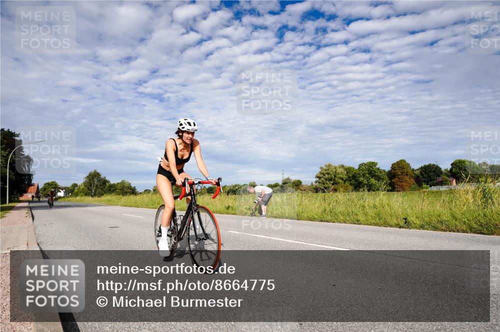 31.08.2025 - Elbe Triathlon Hamburg Michael Burmester http://msf.ph/oto/8664775 31.08.2025 09:58:15 Radfahren 833, 877 meine-sportfotos.de