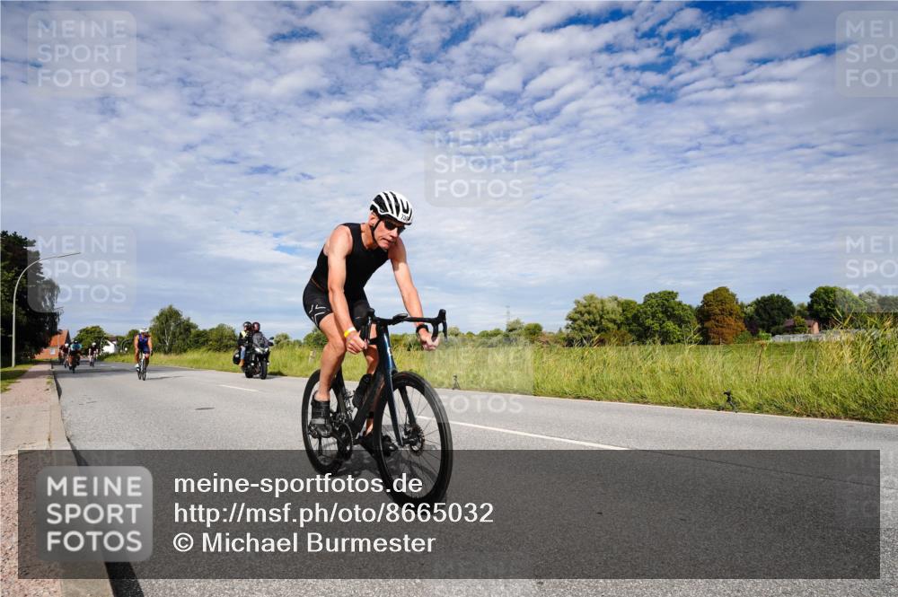 31.08.2025 - Elbe Triathlon Hamburg Michael Burmester http://msf.ph/oto/8665032 31.08.2025 10:03:00 Radfahren 428, 495, 588, 618, 682, 696, 727, 739, 834, 850, 912 meine-sportfotos.de