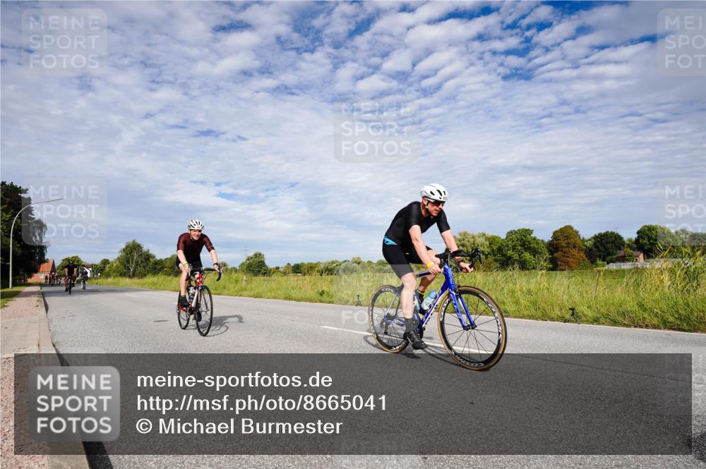 31.08.2025 - Elbe Triathlon Hamburg Michael Burmester http://msf.ph/oto/8665041 31.08.2025 10:03:03 Radfahren 428, 495, 515, 588, 618, 696, 777, 834, 850 meine-sportfotos.de