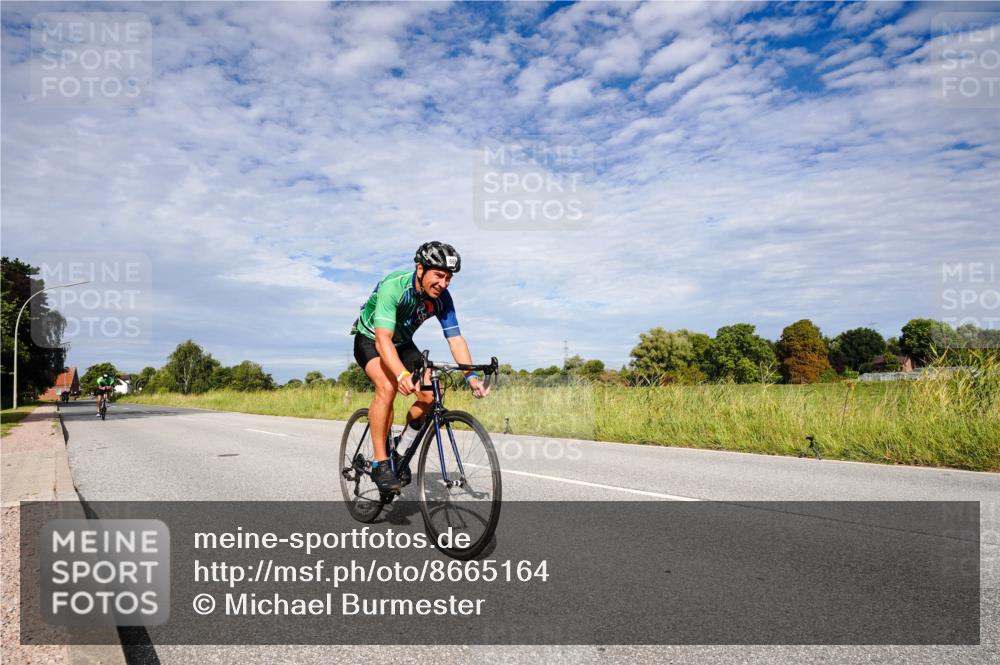 31.08.2025 - Elbe Triathlon Hamburg Michael Burmester http://msf.ph/oto/8665164 31.08.2025 10:04:59 Radfahren 690, 792 meine-sportfotos.de