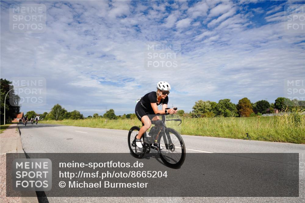 31.08.2025 - Elbe Triathlon Hamburg Michael Burmester http://msf.ph/oto/8665204 31.08.2025 10:06:10 Radfahren 493, 557, 689, 824, 854 meine-sportfotos.de