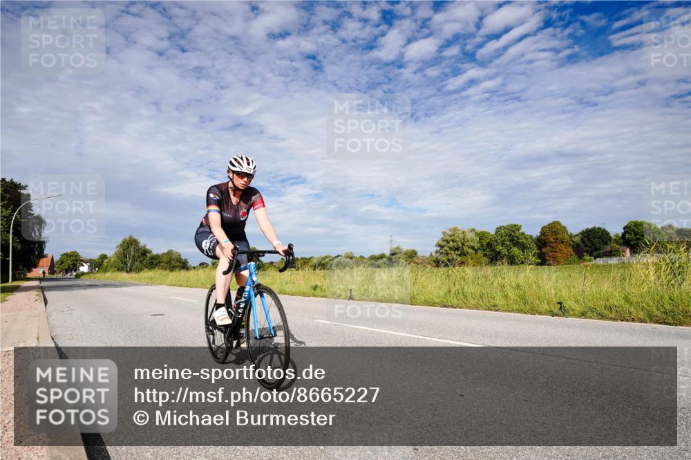 31.08.2025 - Elbe Triathlon Hamburg Michael Burmester http://msf.ph/oto/8665227 31.08.2025 10:06:27 Radfahren 322 meine-sportfotos.de