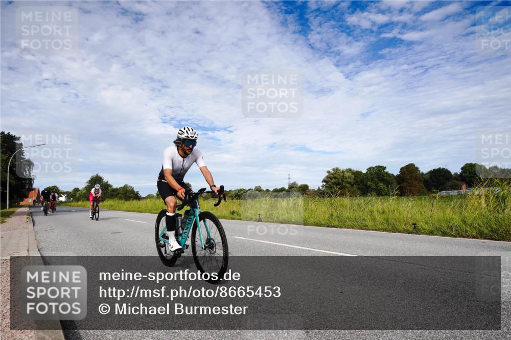 31.08.2025 - Elbe Triathlon Hamburg Michael Burmester http://msf.ph/oto/8665453 31.08.2025 10:12:05 Radfahren 402, 593, 852, 882 meine-sportfotos.de