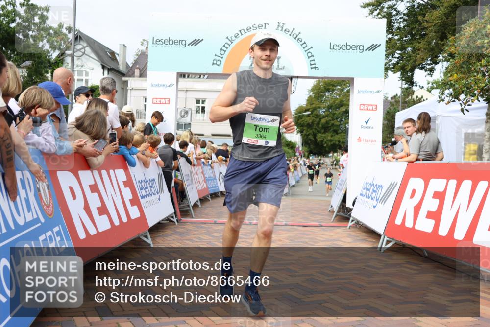 31.08.2025 - 21. Blankeneser Heldenlauf Strokosch-Dieckow http://msf.ph/oto/8665466 31.08.2025 10:59:49 Ziel 3551, 3330, 3364 meine-sportfotos.de