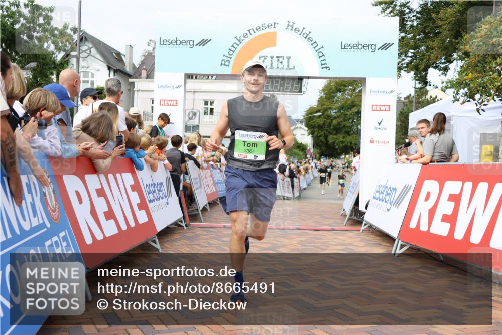31.08.2025 - 21. Blankeneser Heldenlauf Strokosch-Dieckow http://msf.ph/oto/8665491 31.08.2025 10:59:49 Ziel 3551, 3330, 3364 meine-sportfotos.de