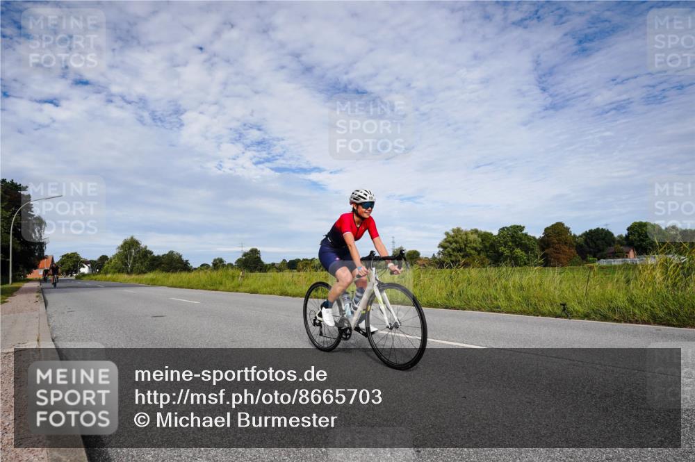 31.08.2025 - Elbe Triathlon Hamburg Michael Burmester http://msf.ph/oto/8665703 31.08.2025 10:17:23 Radfahren 388, 826, 869, 923, 1017 meine-sportfotos.de