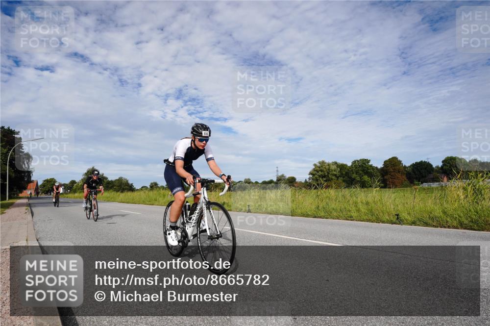 31.08.2025 - Elbe Triathlon Hamburg Michael Burmester http://msf.ph/oto/8665782 31.08.2025 10:19:16 Radfahren 713, 803, 828, 930 meine-sportfotos.de