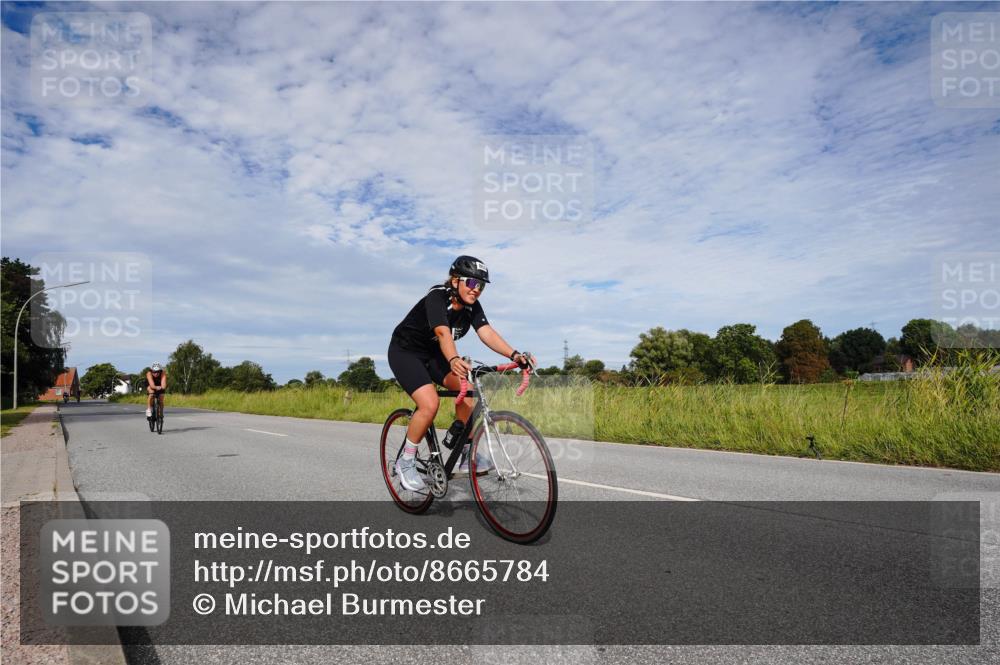 31.08.2025 - Elbe Triathlon Hamburg Michael Burmester http://msf.ph/oto/8665784 31.08.2025 10:19:16 Radfahren 713, 803, 828, 930 meine-sportfotos.de