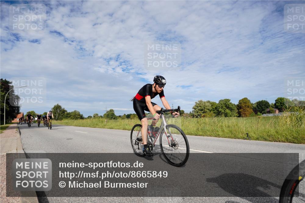 31.08.2025 - Elbe Triathlon Hamburg Michael Burmester http://msf.ph/oto/8665849 31.08.2025 10:20:46 Radfahren 564, 588, 749, 947, 968, 1012, 1023, 1045, 1078, 1100 meine-sportfotos.de