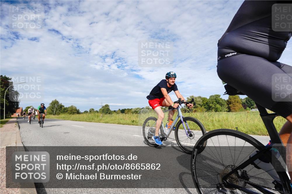 31.08.2025 - Elbe Triathlon Hamburg Michael Burmester http://msf.ph/oto/8665862 31.08.2025 10:20:53 Radfahren 419, 564, 880, 931, 947, 1012 meine-sportfotos.de
