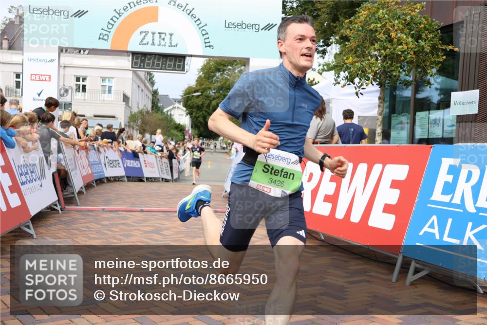 31.08.2025 - 21. Blankeneser Heldenlauf Strokosch-Dieckow http://msf.ph/oto/8665950 31.08.2025 10:59:03 Ziel 3295, 3426, 3022 meine-sportfotos.de
