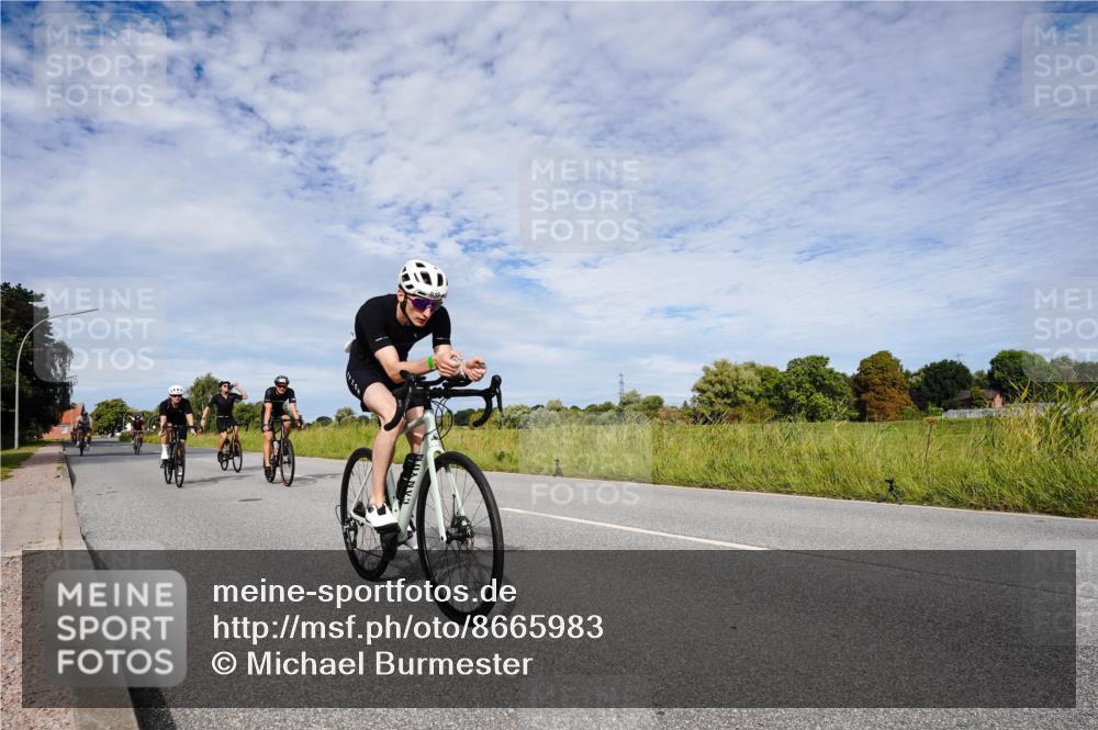 31.08.2025 - Elbe Triathlon Hamburg Michael Burmester http://msf.ph/oto/8665983 31.08.2025 10:22:37 Radfahren 400, 879, 939, 950, 984, 998, 1070 meine-sportfotos.de