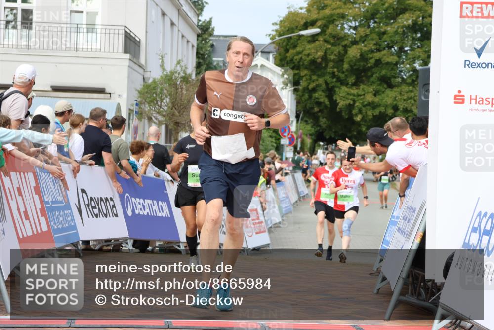 31.08.2025 - 21. Blankeneser Heldenlauf Strokosch-Dieckow http://msf.ph/oto/8665984 31.08.2025 11:17:42 Ziel 3241, 3279, 3508, 3507 meine-sportfotos.de