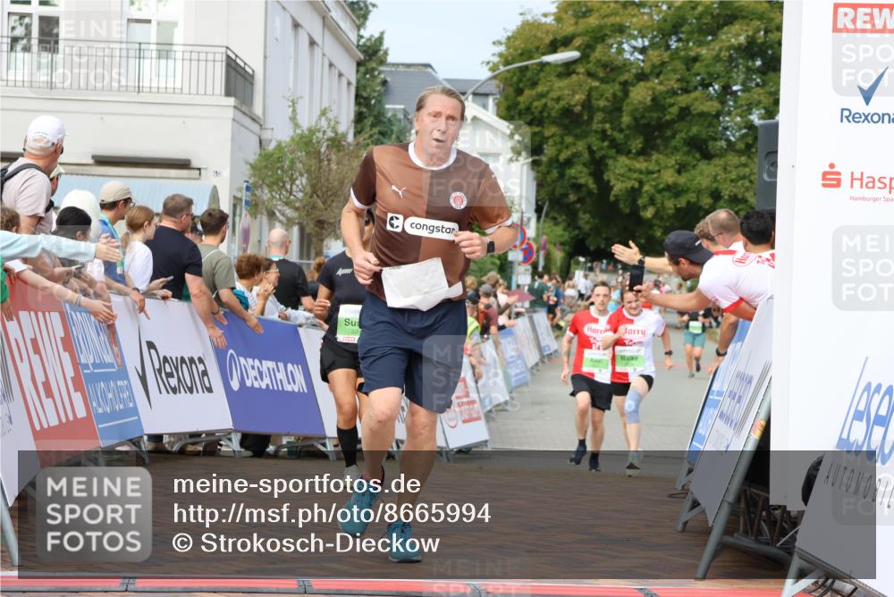 31.08.2025 - 21. Blankeneser Heldenlauf Strokosch-Dieckow http://msf.ph/oto/8665994 31.08.2025 11:17:42 Ziel 3241, 3279, 3508, 3507 meine-sportfotos.de