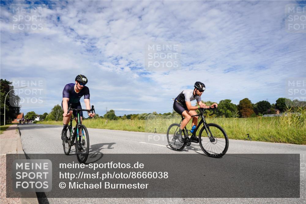 31.08.2025 - Elbe Triathlon Hamburg Michael Burmester http://msf.ph/oto/8666038 31.08.2025 10:23:11 Radfahren 922, 965, 981, 989, 996, 1049, 1056, 1077 meine-sportfotos.de