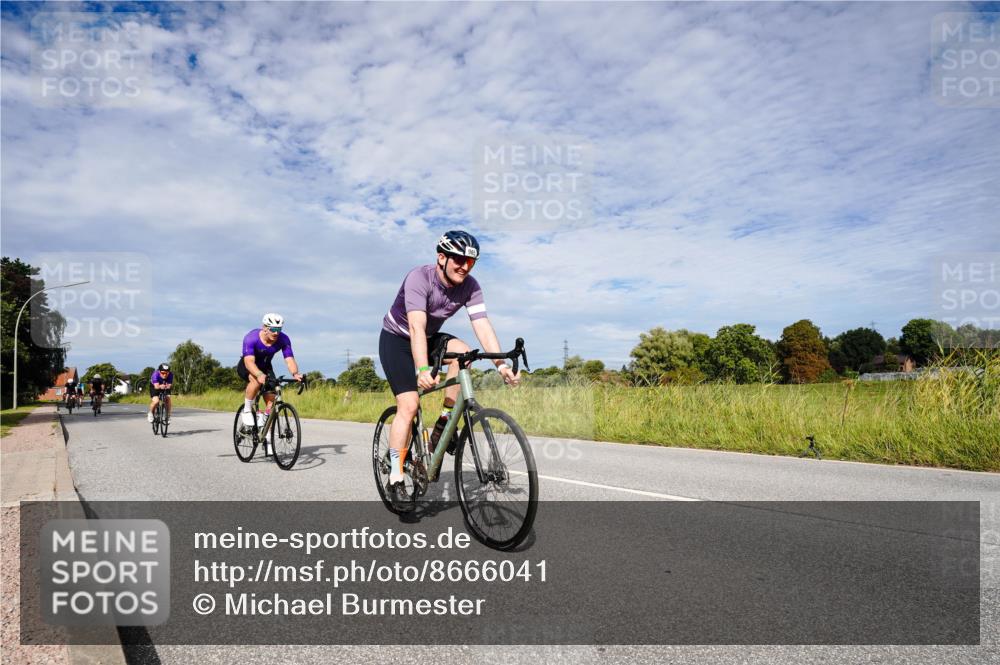 31.08.2025 - Elbe Triathlon Hamburg Michael Burmester http://msf.ph/oto/8666041 31.08.2025 10:23:16 Radfahren 922, 965, 989, 1016, 1056, 1086, 1107 meine-sportfotos.de