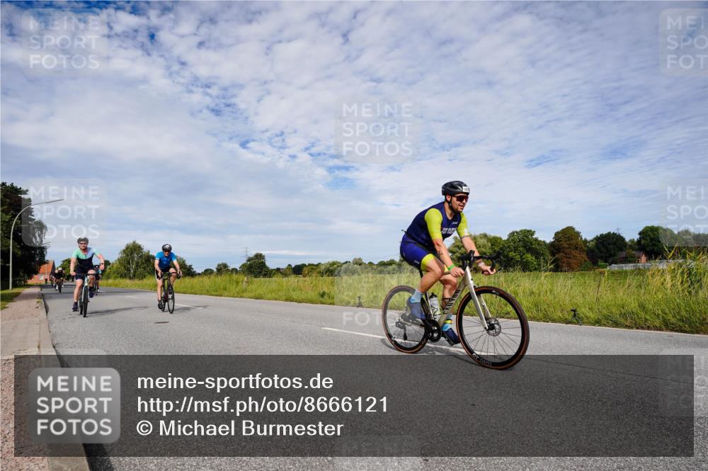 31.08.2025 - Elbe Triathlon Hamburg Michael Burmester http://msf.ph/oto/8666121 31.08.2025 10:24:26 Radfahren 703, 847, 943, 970, 972, 1028, 1074, 1083, 1099 meine-sportfotos.de