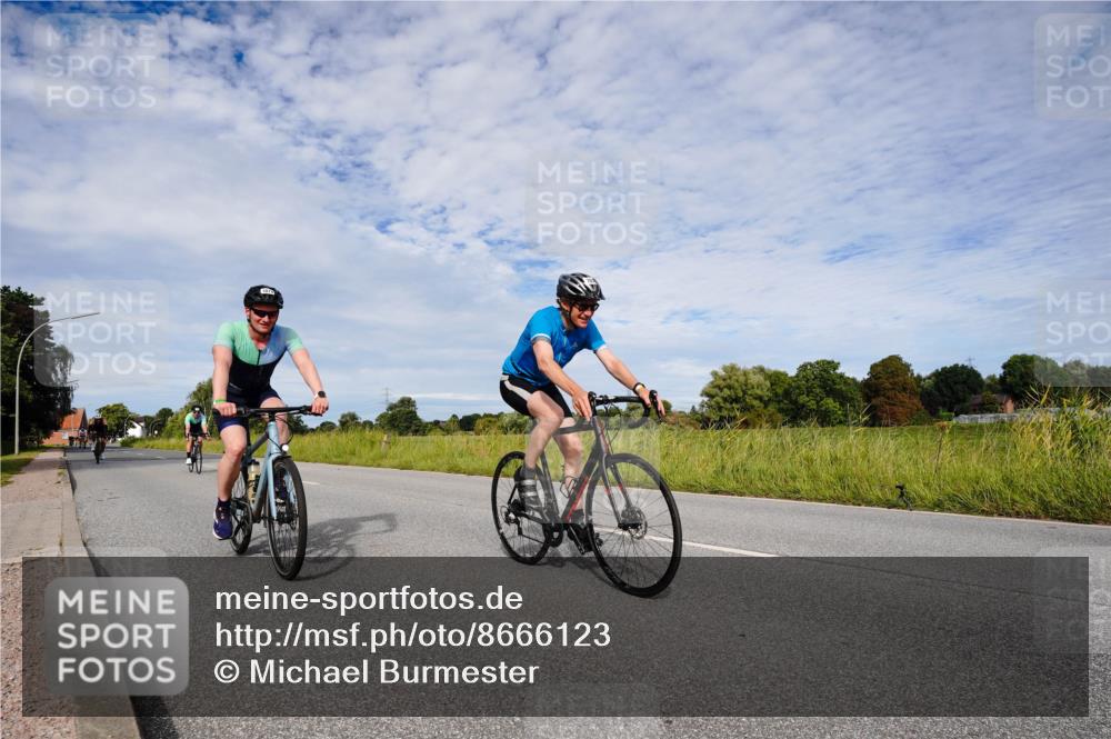 31.08.2025 - Elbe Triathlon Hamburg Michael Burmester http://msf.ph/oto/8666123 31.08.2025 10:24:27 Radfahren 703, 847, 943, 970, 972, 1028, 1074, 1083, 1099 meine-sportfotos.de
