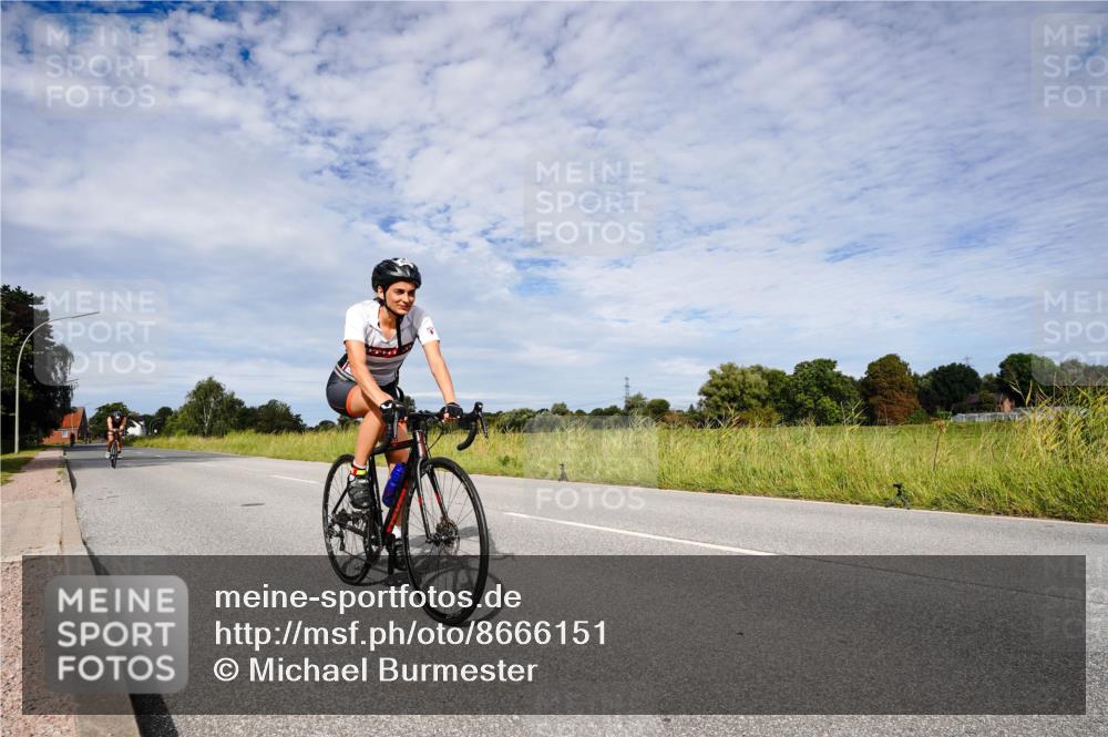 31.08.2025 - Elbe Triathlon Hamburg Michael Burmester http://msf.ph/oto/8666151 31.08.2025 10:24:46 Radfahren 677, 863, 994, 1075 meine-sportfotos.de