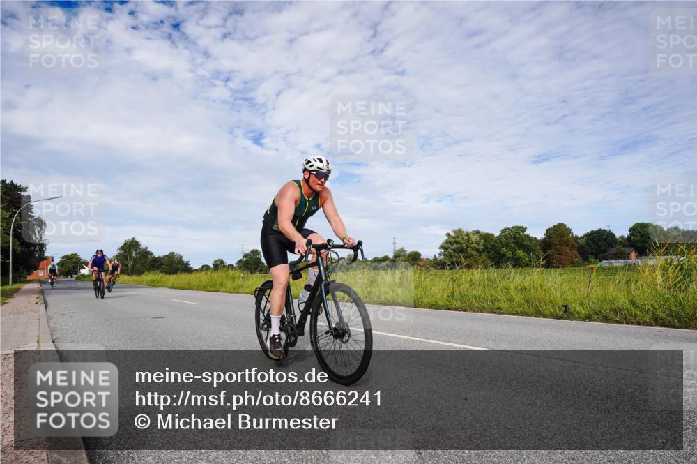 31.08.2025 - Elbe Triathlon Hamburg Michael Burmester http://msf.ph/oto/8666241 31.08.2025 10:26:25 Radfahren 905, 934, 936, 951, 980, 1103, 1108, 1149 meine-sportfotos.de