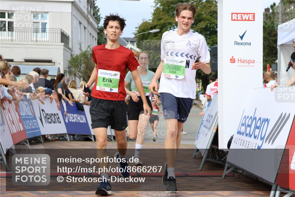 31.08.2025 - 21. Blankeneser Heldenlauf Strokosch-Dieckow http://msf.ph/oto/8666267 31.08.2025 10:58:36 Ziel 3064, 3651, 3705, 3457 meine-sportfotos.de