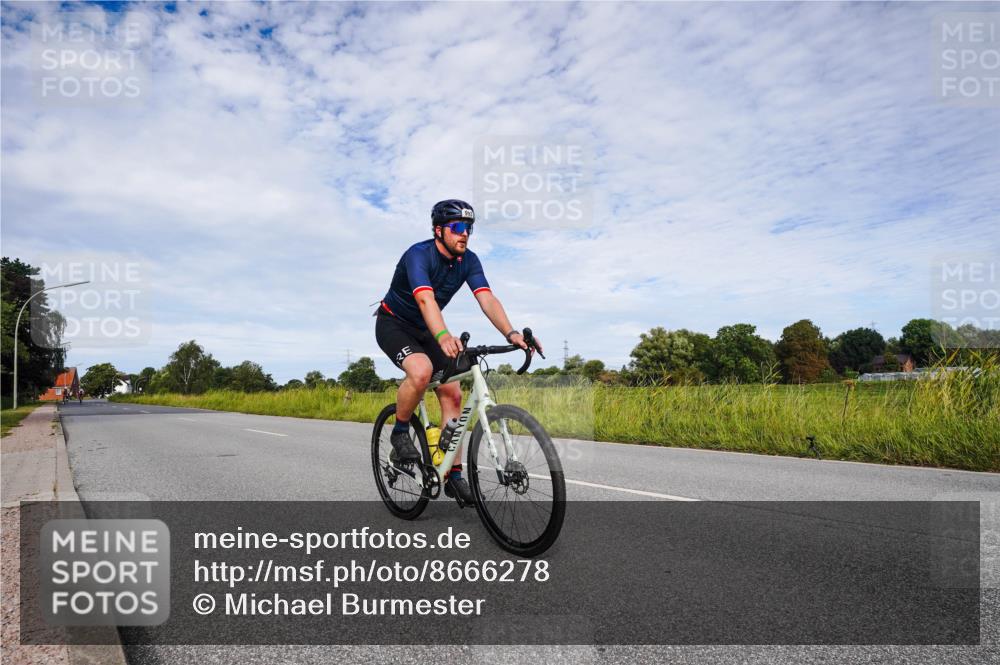 31.08.2025 - Elbe Triathlon Hamburg Michael Burmester http://msf.ph/oto/8666278 31.08.2025 10:27:07 Radfahren 882, 993 meine-sportfotos.de