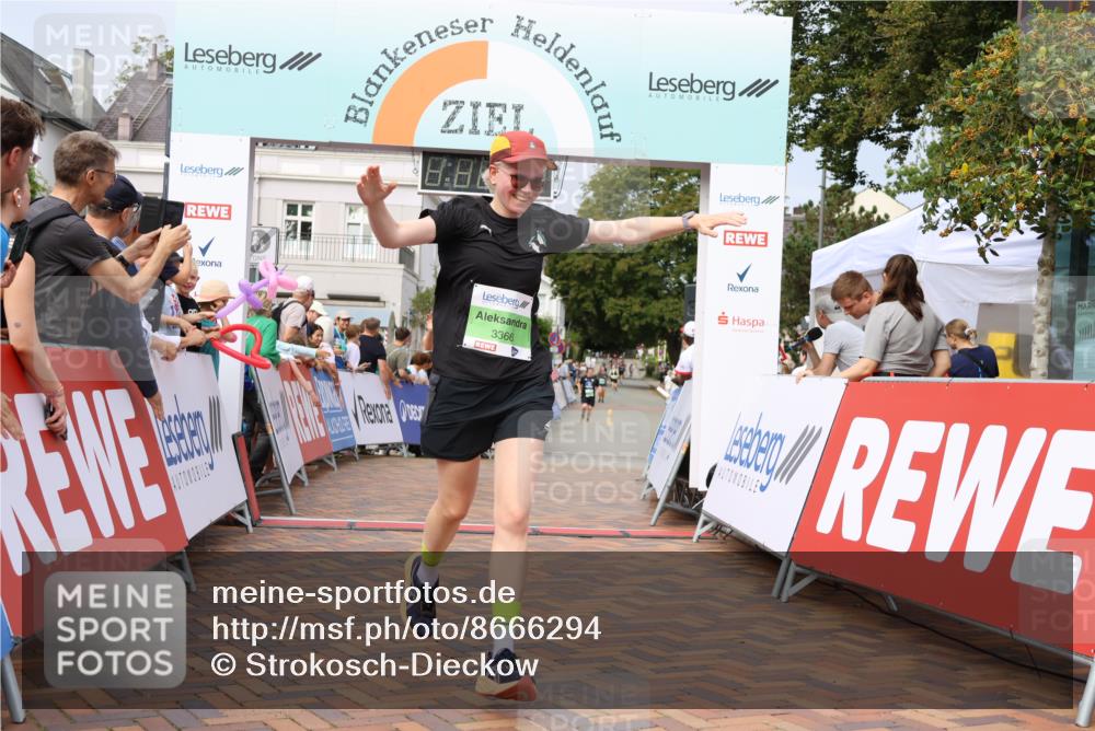 31.08.2025 - 21. Blankeneser Heldenlauf Strokosch-Dieckow http://msf.ph/oto/8666294 31.08.2025 11:17:10 Ziel 3698, 3366, 3133 meine-sportfotos.de