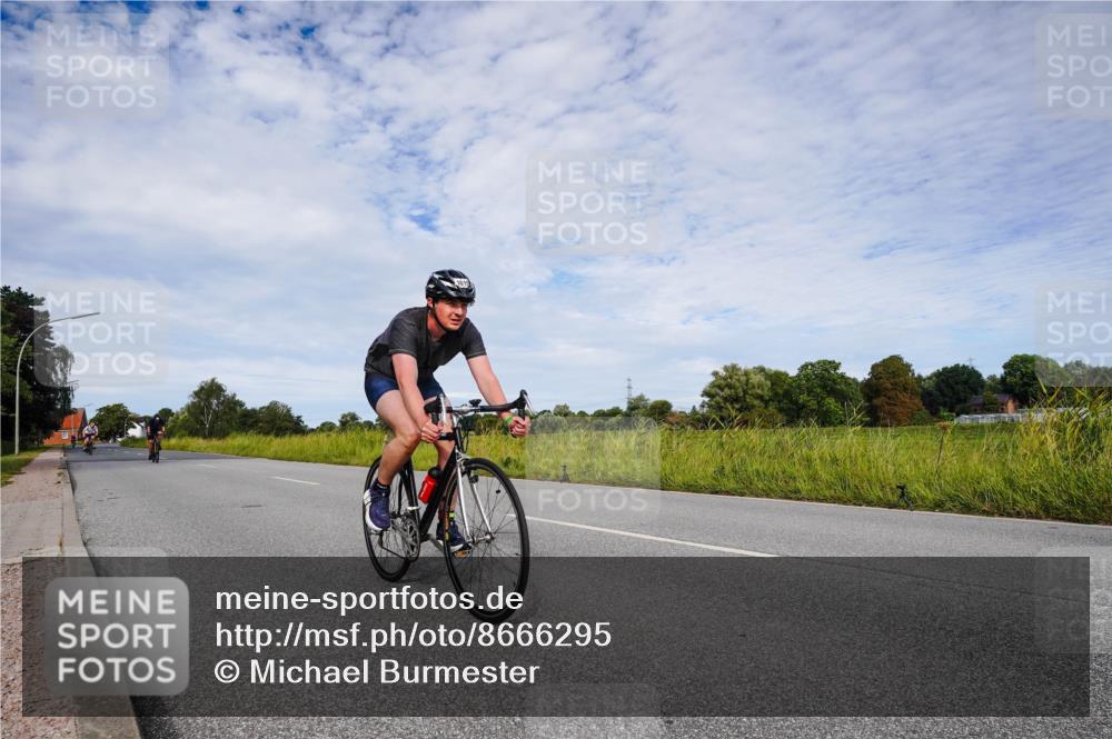 31.08.2025 - Elbe Triathlon Hamburg Michael Burmester http://msf.ph/oto/8666295 31.08.2025 10:27:36 Radfahren 941, 1038, 1059 meine-sportfotos.de