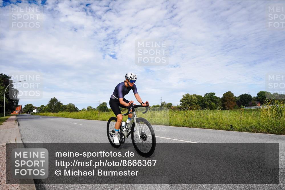 31.08.2025 - Elbe Triathlon Hamburg Michael Burmester http://msf.ph/oto/8666367 31.08.2025 10:28:59 Radfahren 881, 884 meine-sportfotos.de