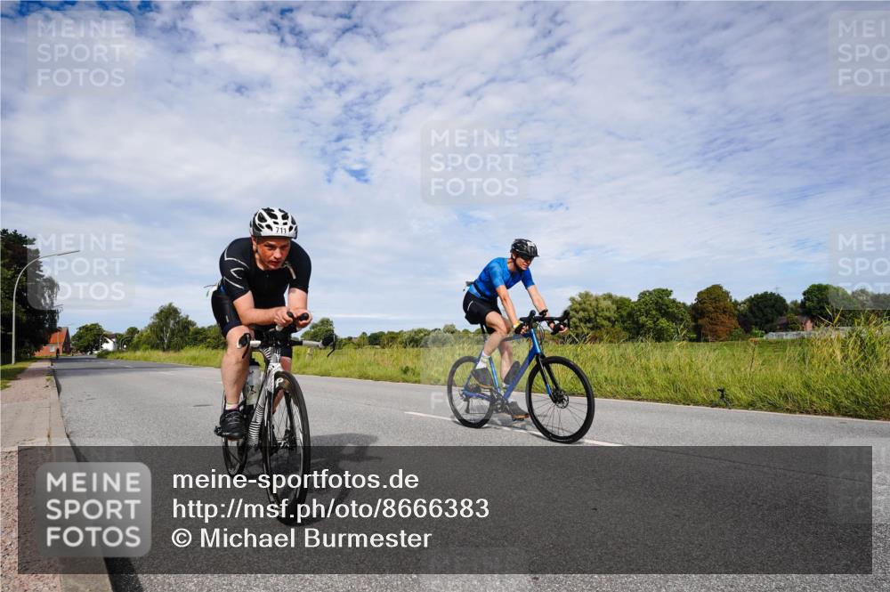 31.08.2025 - Elbe Triathlon Hamburg Michael Burmester http://msf.ph/oto/8666383 31.08.2025 10:29:30 Radfahren 667, 711 meine-sportfotos.de