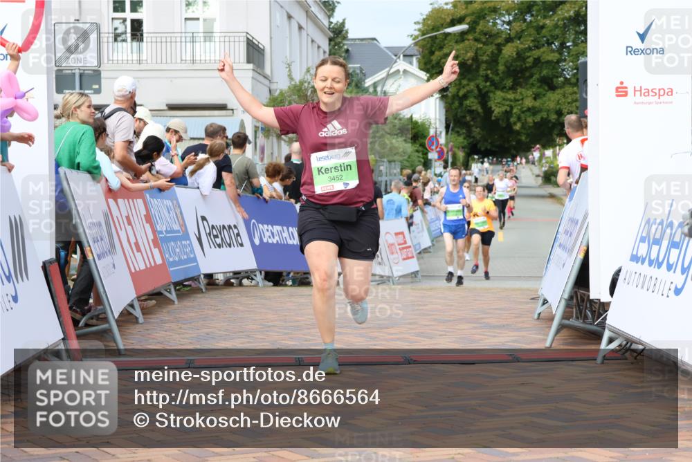 31.08.2025 - 21. Blankeneser Heldenlauf Strokosch-Dieckow http://msf.ph/oto/8666564 31.08.2025 11:16:47 Ziel 3452, 3278, 3280 meine-sportfotos.de