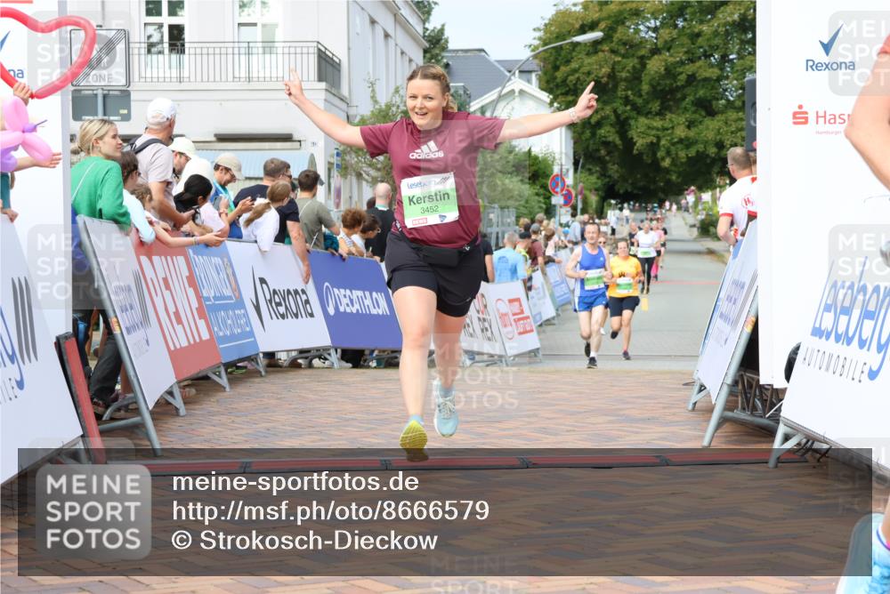 31.08.2025 - 21. Blankeneser Heldenlauf Strokosch-Dieckow http://msf.ph/oto/8666579 31.08.2025 11:16:47 Ziel 3452, 3278, 3280 meine-sportfotos.de