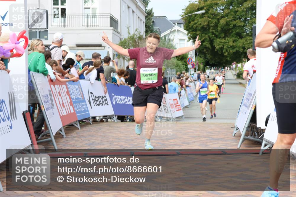31.08.2025 - 21. Blankeneser Heldenlauf Strokosch-Dieckow http://msf.ph/oto/8666601 31.08.2025 11:16:47 Ziel 3452, 3278, 3280 meine-sportfotos.de