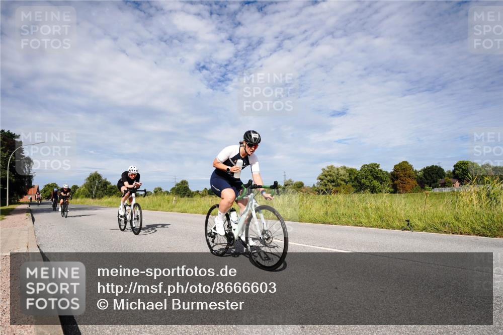 31.08.2025 - Elbe Triathlon Hamburg Michael Burmester http://msf.ph/oto/8666603 31.08.2025 10:33:41 Radfahren 758, 820, 823, 825, 869 meine-sportfotos.de