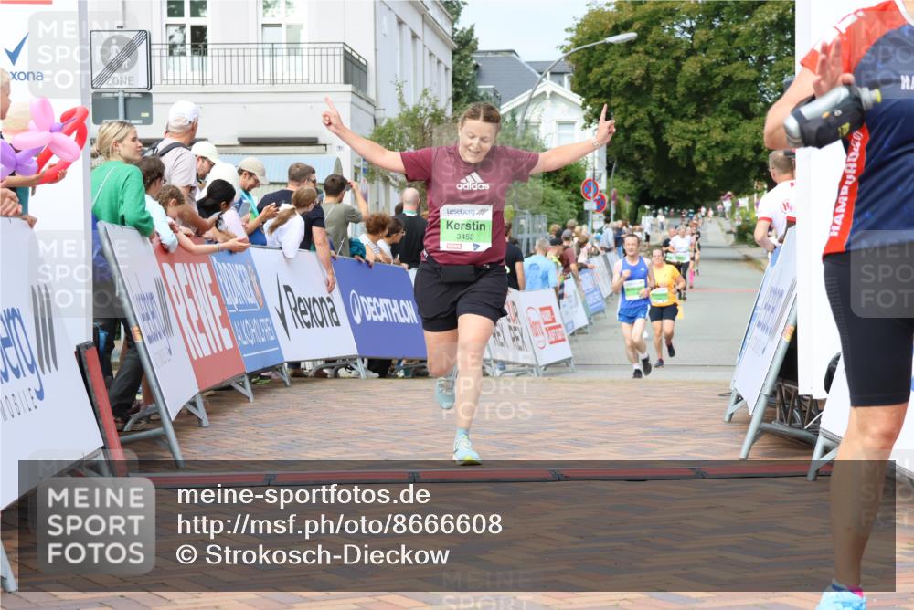 31.08.2025 - 21. Blankeneser Heldenlauf Strokosch-Dieckow http://msf.ph/oto/8666608 31.08.2025 11:16:46 Ziel 3452, 3278, 3280 meine-sportfotos.de