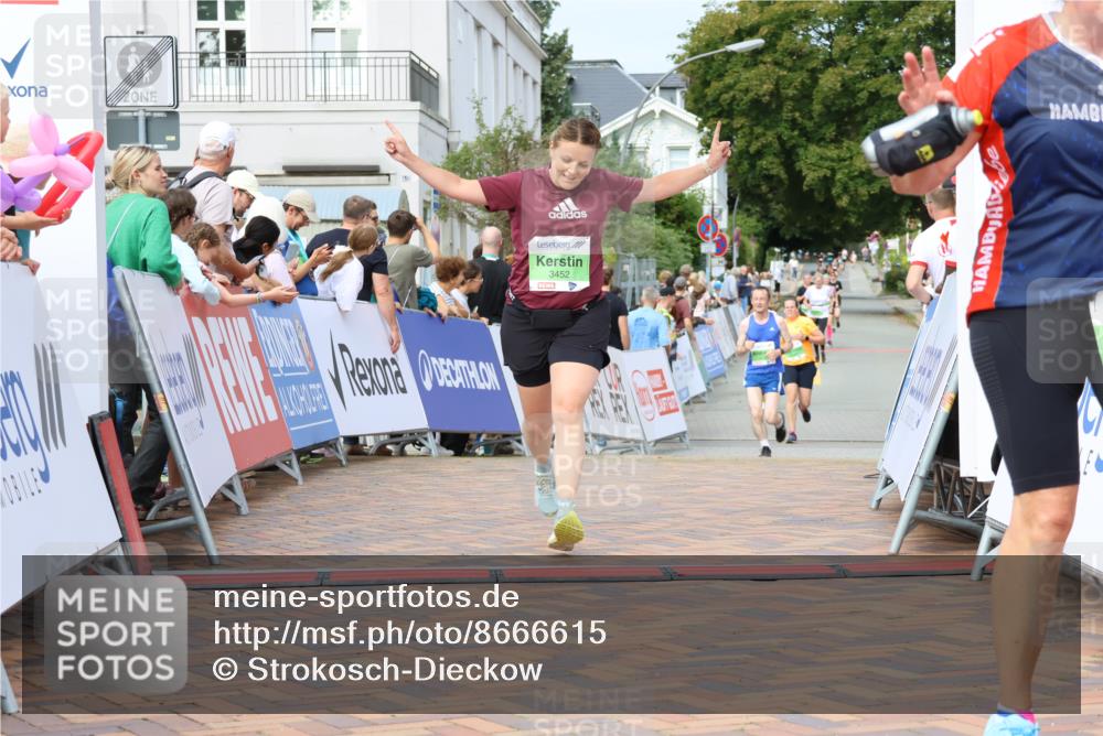 31.08.2025 - 21. Blankeneser Heldenlauf Strokosch-Dieckow http://msf.ph/oto/8666615 31.08.2025 11:16:46 Ziel 3452, 3278, 3280 meine-sportfotos.de