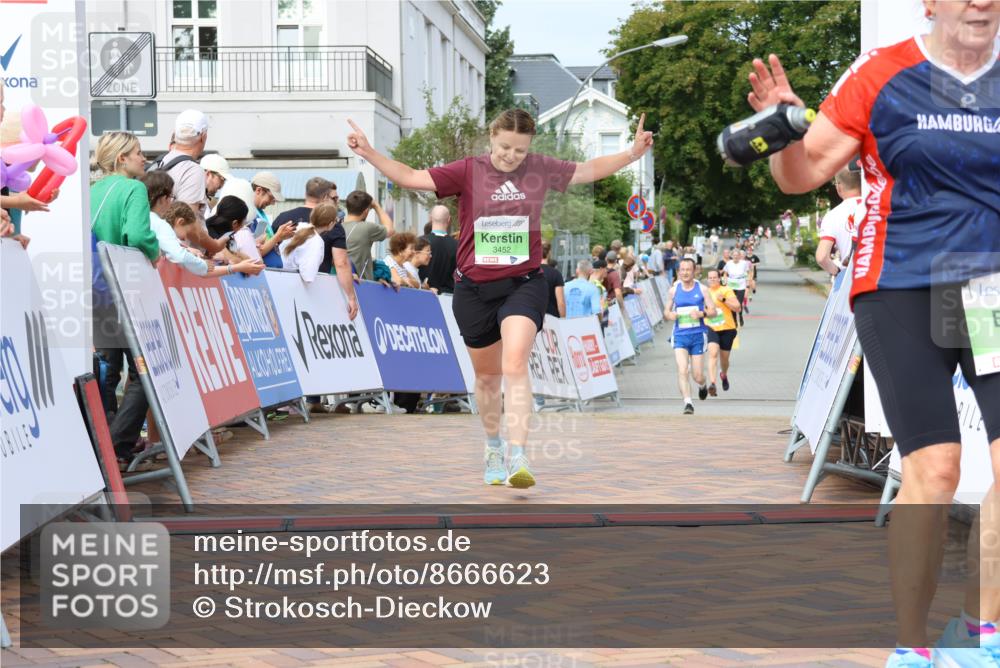 31.08.2025 - 21. Blankeneser Heldenlauf Strokosch-Dieckow http://msf.ph/oto/8666623 31.08.2025 11:16:46 Ziel 3452, 3278, 3280 meine-sportfotos.de