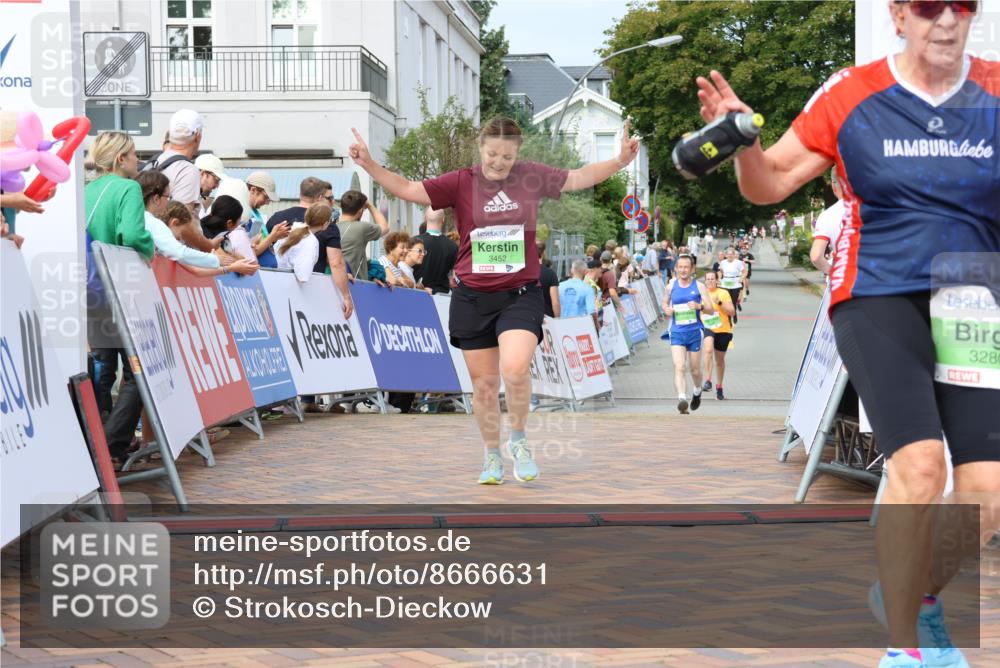31.08.2025 - 21. Blankeneser Heldenlauf Strokosch-Dieckow http://msf.ph/oto/8666631 31.08.2025 11:16:46 Ziel 3452, 3278, 3280 meine-sportfotos.de