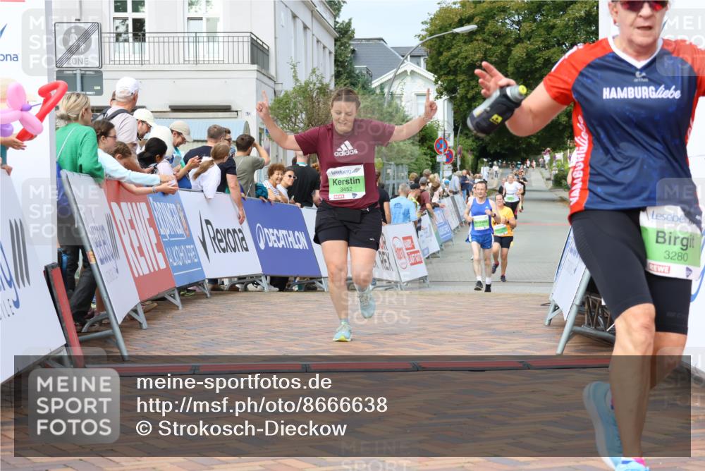 31.08.2025 - 21. Blankeneser Heldenlauf Strokosch-Dieckow http://msf.ph/oto/8666638 31.08.2025 11:16:46 Ziel 3452, 3278, 3280 meine-sportfotos.de